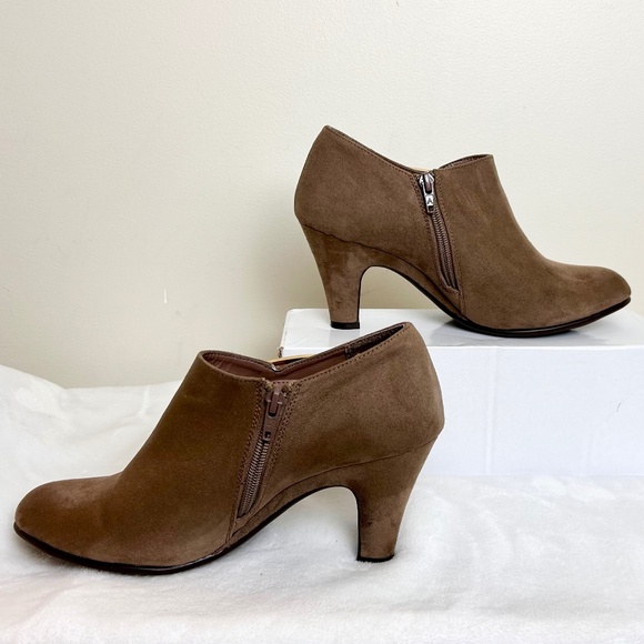 AEROSOLES TAN COMFORT SUEDE ALMOND TOE HIGH HEEL SIDE ZIP ANKLE BOOTIE SZ 9M - Picture 2 of 10